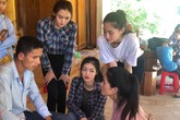 Các người đẹp Miss World Việt Nam chia sẻ với người dân vùng lũ xứ Thanh Các người đẹp Miss World Việt Nam chia sẻ với người dân vùng lũ xứ Thanh