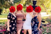 2 cô gái bị chỉ trích gay gắt vì ăn mặc thế này đến đám cưới của bạn 2 cô gái bị chỉ trích gay gắt vì ăn mặc thế này đến đám cưới của bạn