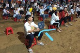 Không muốn nhưng lại bị bắt thi "Rung chuông vàng", nam sinh trả lời một câu để bị loại khiến ai nhìn vào cũng phì cười Không muốn nhưng lại bị bắt thi "Rung chuông vàng", nam sinh trả lời một câu để bị loại khiến ai nhìn vào cũng phì cười