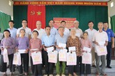 Báo Gia đình và Xã hội tặng quà 50 hộ gia đình chính sách tại tỉnh Tuyên Quang Báo Gia đình và Xã hội tặng quà 50 hộ gia đình chính sách tại tỉnh Tuyên Quang