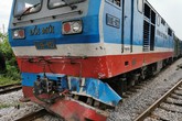 Xe tải chết máy trên đường ray bị tàu hỏa đâm nát đầu Xe tải chết máy trên đường ray bị tàu hỏa đâm nát đầu