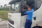 Thanh tra giao thông "đánh đu" trên xe quá tải né trạm cân gần 3km Thanh tra giao thông "đánh đu" trên xe quá tải né trạm cân gần 3km
