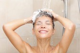 Nhỏ nước muối sinh lý có vào tai có khỏi ù tai, hết viêm nhiễm sau khi tắm gội, đi bơi không? Nhỏ nước muối sinh lý có vào tai có khỏi ù tai, hết viêm nhiễm sau khi tắm gội, đi bơi không?