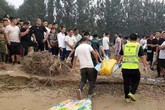 Tai nạn đuối nước thương tâm: 2 đứa trẻ trượt chân té sông, bố cùng bạn bè nhảy xuống cứu, kết quả tất cả đều mất tích Tai nạn đuối nước thương tâm: 2 đứa trẻ trượt chân té sông, bố cùng bạn bè nhảy xuống cứu, kết quả tất cả đều mất tích
