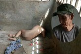 Đằng sau bức ảnh bé trai 13 tuổi trần truồng, bị ông nội cột dây, nhốt trong chuồng là một câu chuyện đầy thương cảm Đằng sau bức ảnh bé trai 13 tuổi trần truồng, bị ông nội cột dây, nhốt trong chuồng là một câu chuyện đầy thương cảm
