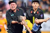 Khen thưởng các chiến sĩ cảnh sát sơ cứu fan nhí bị co giật ở Nam Định Khen thưởng các chiến sĩ cảnh sát sơ cứu fan nhí bị co giật ở Nam Định