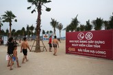 Vì "tiện", khách du lịch Hạ Long thản nhiên tắm ở vùng nguy hiểm Vì "tiện", khách du lịch Hạ Long thản nhiên tắm ở vùng nguy hiểm