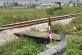 Hải Phòng: Người dân chiếm dụng hành lang, mở lối đi qua đường sắt Hải Phòng: Người dân chiếm dụng hành lang, mở lối đi qua đường sắt