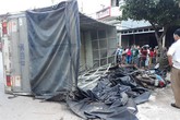 Xe tải mất thắng tông ôtô khách, lật đè lên xe máy khiến 3 người bị thương Xe tải mất thắng tông ôtô khách, lật đè lên xe máy khiến 3 người bị thương