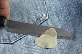 Méo mặt vì lỡ ngồi phải phải bã kẹo cao su, đây là cách gỡ chúng ra nhanh nhất Méo mặt vì lỡ ngồi phải phải bã kẹo cao su, đây là cách gỡ chúng ra nhanh nhất