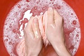 Bé 6 tuổi đã lây bệnh phụ khoa: BS phát hiện thủ phạm là sai lầm khi giặt đồ nhiều mẹ mắc Bé 6 tuổi đã lây bệnh phụ khoa: BS phát hiện thủ phạm là sai lầm khi giặt đồ nhiều mẹ mắc