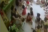 Hà Nội: Xôn xao clip cô giáo mầm non vật ngửa trẻ, ép ăn liên tục dù bé chưa kịp nuốt Hà Nội: Xôn xao clip cô giáo mầm non vật ngửa trẻ, ép ăn liên tục dù bé chưa kịp nuốt