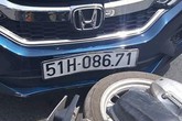 Bắt đền tài xế ô tô 3 triệu vì tưởng vỡ chum rượu rồi lại rao tìm người để trả lại tiền Bắt đền tài xế ô tô 3 triệu vì tưởng vỡ chum rượu rồi lại rao tìm người để trả lại tiền