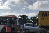 Xe giường nằm và xe tải kẹp nát xe 7 chỗ ở dốc Thiên Thu Xe giường nằm và xe tải kẹp nát xe 7 chỗ ở dốc Thiên Thu