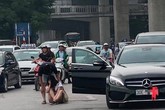 Mặc xe cộ đông, cô gái gục đầu ngồi bệt giữa đường bên nam thanh niên và chiếc Mercedes khiến dân tình xôn xao Mặc xe cộ đông, cô gái gục đầu ngồi bệt giữa đường bên nam thanh niên và chiếc Mercedes khiến dân tình xôn xao