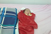 Bé gái bị bỏ rơi ở hoa viên đã được bàn giao cho mẹ đẻ Bé gái bị bỏ rơi ở hoa viên đã được bàn giao cho mẹ đẻ