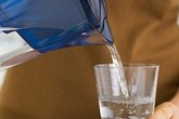 Nước đun sôi để nguội có thể sinh ra chất gây ung thư? Nước đun sôi để nguội có thể sinh ra chất gây ung thư?