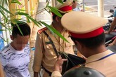 Thanh niên chở bạn gái tông xe vào CSGT rồi bỏ chạy Thanh niên chở bạn gái tông xe vào CSGT rồi bỏ chạy