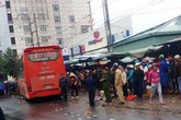 Xe khách lao vào chợ ven đường, ít nhất 3 người chết Xe khách lao vào chợ ven đường, ít nhất 3 người chết