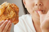 Tránh xa thực phẩm gây dậy thì sớm ở trẻ Tránh xa thực phẩm gây dậy thì sớm ở trẻ