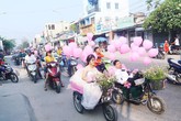 Đám cưới ứa nước mắt của chàng trai trên chiếc xe lắc Đám cưới ứa nước mắt của chàng trai trên chiếc xe lắc