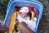 Phát hiện một bé gái sơ sinh bị bỏ rơi trước của nhà lương y tại Bắc Giang Phát hiện một bé gái sơ sinh bị bỏ rơi trước của nhà lương y tại Bắc Giang