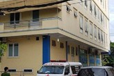 Một thầy giáo nước ngoài dạy tiếng Anh rơi từ tầng 4 xuống đất tử vong Một thầy giáo nước ngoài dạy tiếng Anh rơi từ tầng 4 xuống đất tử vong