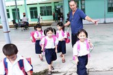 Tặng gia tài 100 tỉ đồng cho trẻ mồ côi Tặng gia tài 100 tỉ đồng cho trẻ mồ côi