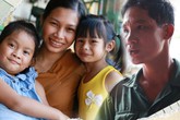 Hai bé gái bị trao nhầm ở Bình Phước vào lớp 1: “Nuôi 2 đứa, tôi phải cố gấp 10” Hai bé gái bị trao nhầm ở Bình Phước vào lớp 1: “Nuôi 2 đứa, tôi phải cố gấp 10”
