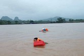 Phó chủ tịch huyện ở Quảng Bình vật lộn giữa dòng nước lũ suốt 1km Phó chủ tịch huyện ở Quảng Bình vật lộn giữa dòng nước lũ suốt 1km