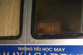 Vụ tài xế chết trong xe đưa đón học sinh: Nạn nhân cầm kim tiêm, có vết chích ở tay Vụ tài xế chết trong xe đưa đón học sinh: Nạn nhân cầm kim tiêm, có vết chích ở tay