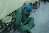 Bác sĩ ngồi bệt vì đau sau ca mổ dài 16 tiếng Bác sĩ ngồi bệt vì đau sau ca mổ dài 16 tiếng