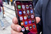 Màn hình iPhone 11 Pro vỡ nát sau cú rơi nhẹ bên thềm Apple Store Màn hình iPhone 11 Pro vỡ nát sau cú rơi nhẹ bên thềm Apple Store