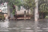 Tàu hỏa ra Bắc 'mắc kẹt' vì nước ngập đường sắt ở Sài Gòn Tàu hỏa ra Bắc 'mắc kẹt' vì nước ngập đường sắt ở Sài Gòn