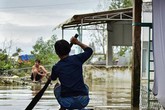 Thầy giáo tố bị dọa chém sau khi viết báo về việc ngập nước ở Phú Quốc Thầy giáo tố bị dọa chém sau khi viết báo về việc ngập nước ở Phú Quốc