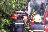 Giải cứu hàng chục người mắc kẹt trong xe khách gặp tai nạn Giải cứu hàng chục người mắc kẹt trong xe khách gặp tai nạn