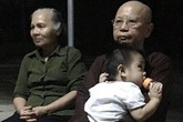 Bé trai kháu khỉnh bị bỏ tại chùa với lời nhắn “xin nuôi cháu hết đời” Bé trai kháu khỉnh bị bỏ tại chùa với lời nhắn “xin nuôi cháu hết đời”