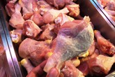 1 kg thịt gà giá bằng một bó rau: Cần phải cân đối lượng gà ngoại nhập? 1 kg thịt gà giá bằng một bó rau: Cần phải cân đối lượng gà ngoại nhập?