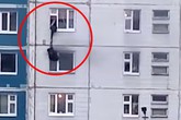 ‘Anh hùng’ lạ mặt thả dây qua cửa sổ, cứu cô gái trẻ khỏi căn hộ bốc cháy ‘Anh hùng’ lạ mặt thả dây qua cửa sổ, cứu cô gái trẻ khỏi căn hộ bốc cháy