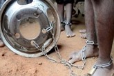 Giải cứu hàng trăm trẻ em bị xiềng xích trong trường học ở Nigeria Giải cứu hàng trăm trẻ em bị xiềng xích trong trường học ở Nigeria