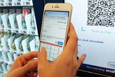 Ngồi vỉa hè, rút điện thoại trả tiền trà đá, mua gói xôi sáng Ngồi vỉa hè, rút điện thoại trả tiền trà đá, mua gói xôi sáng