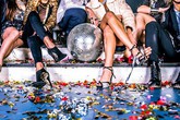 Thói truy hoan với tiệc sex và sự keo kiệt khó tin của giới siêu giàu Thói truy hoan với tiệc sex và sự keo kiệt khó tin của giới siêu giàu