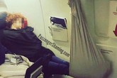 Hành khách dùng chăn làm võng ngủ trên máy bay gây tranh cãi Hành khách dùng chăn làm võng ngủ trên máy bay gây tranh cãi