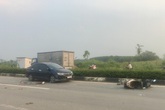 Ô tô húc văng 2 vợ chồng đi xe máy, vợ chết, chồng nguy kịch Ô tô húc văng 2 vợ chồng đi xe máy, vợ chết, chồng nguy kịch