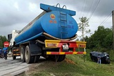 Xe bồn đâm xe con lật nhiều vòng, 2 cán bộ ngân hàng may mắn thoát chết Xe bồn đâm xe con lật nhiều vòng, 2 cán bộ ngân hàng may mắn thoát chết
