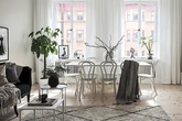 Căn hộ rộng 62m² sử dụng màu trắng là chủ yếu nhưng chẳng hề nhàm chán nhờ cách trang trí có tính thẩm mỹ cao Căn hộ rộng 62m² sử dụng màu trắng là chủ yếu nhưng chẳng hề nhàm chán nhờ cách trang trí có tính thẩm mỹ cao