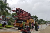 Vợ khóc ngất khi chồng bị xe bơm bê tông cán chết thảm trên đường mang cam cho con Vợ khóc ngất khi chồng bị xe bơm bê tông cán chết thảm trên đường mang cam cho con