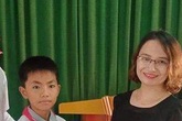 Tặng giấy khen cho nam sinh nhặt được vàng trả người đánh mất Tặng giấy khen cho nam sinh nhặt được vàng trả người đánh mất