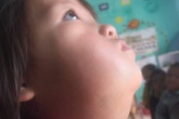 Xót thương bé gái vùng cao mồ côi mẹ, gương mặt méo lệch, nhà nghèo không có tiền chữa trị Xót thương bé gái vùng cao mồ côi mẹ, gương mặt méo lệch, nhà nghèo không có tiền chữa trị