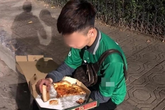 Hình ảnh chàng shipper vừa ăn pizza vừa khóc trong những ngày cuối năm khiến dân mạng xót xa Hình ảnh chàng shipper vừa ăn pizza vừa khóc trong những ngày cuối năm khiến dân mạng xót xa